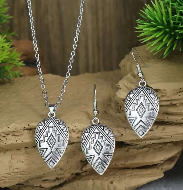 LJCS77 Silver Coloured Pattern Teardrop Set