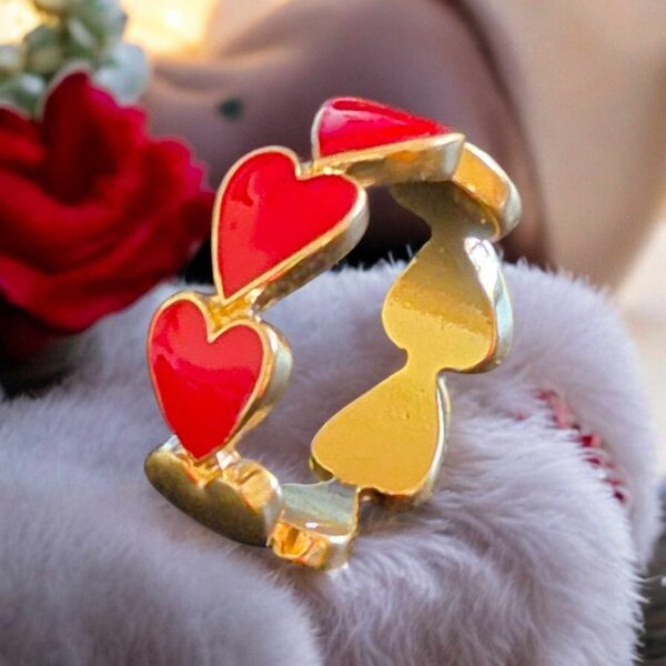 LJCR2 3 Red Heart Costume Ring. Size 8